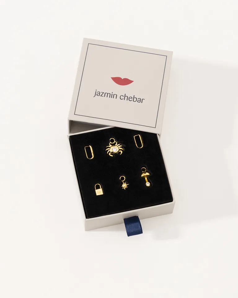 Aros colgantes bañados en oro con charms intercambiables de Jazmin Chebar en Bijouterie para argentina