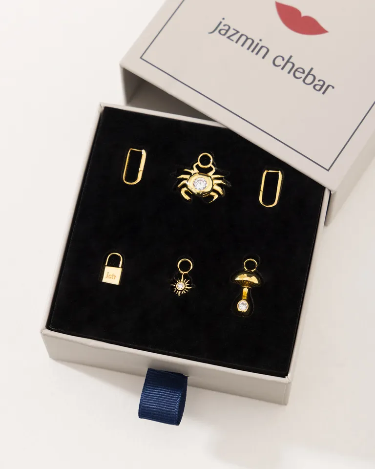 Aros colgantes bañados en oro con charms intercambiables de Jazmin Chebar en Bijouterie para argentina