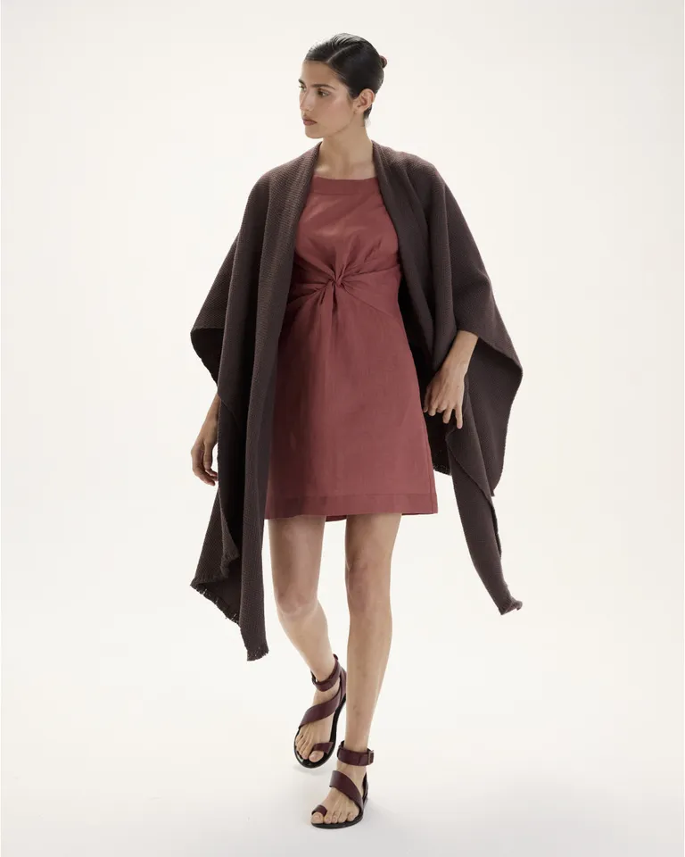 Vestido de lino con diseño de musculosa y drapeado en el frente de Blue Sheep en Vestidos para argentina