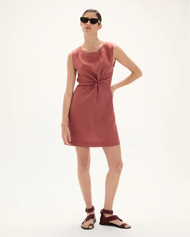 Vestido de lino con diseño de musculosa y drapeado en el frente de Blue Sheep en Vestidos para argentina