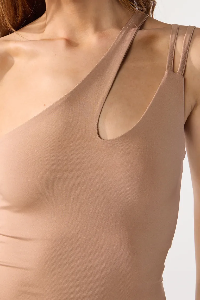 Top de mujer asimétrico con doble bretel y diseño ajustado de Cuesta Blanca en Tops para argentina