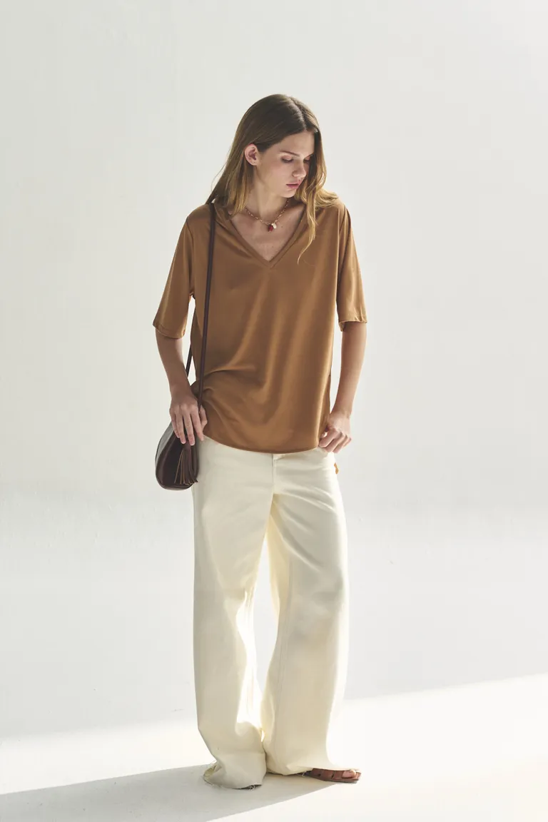 Remera de corte relajado y escote en V para un look cómodo y versátil de Akiabara en Remeras para argentina