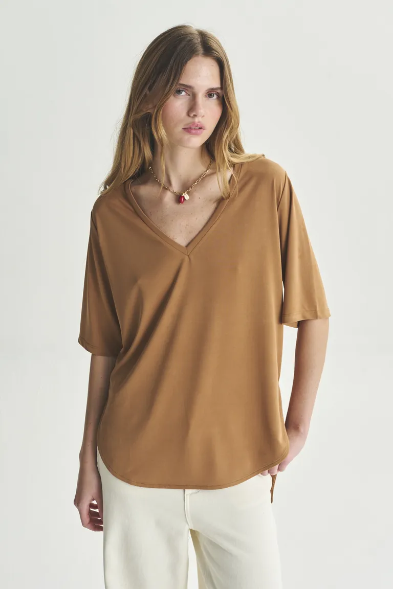 Remera de corte relajado y escote en V para un look cómodo y versátil de Akiabara en Remeras para argentina