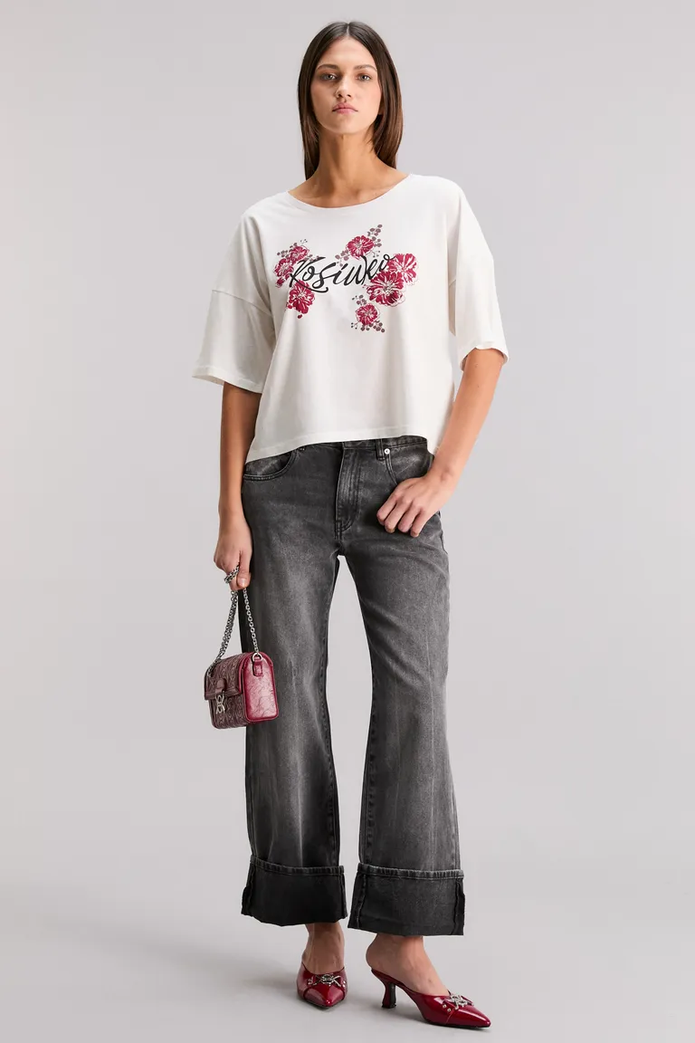Remera de Corte Regular con Estampa y Bordados Florales Únicos de Kosiuko en Remeras para argentina