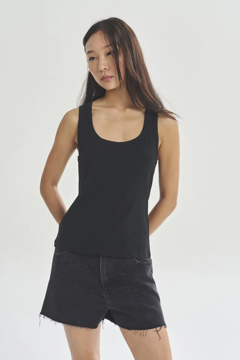 Musculosa negra de corte recto y escote redondo para mujer de Akiabara en Tops para argentina