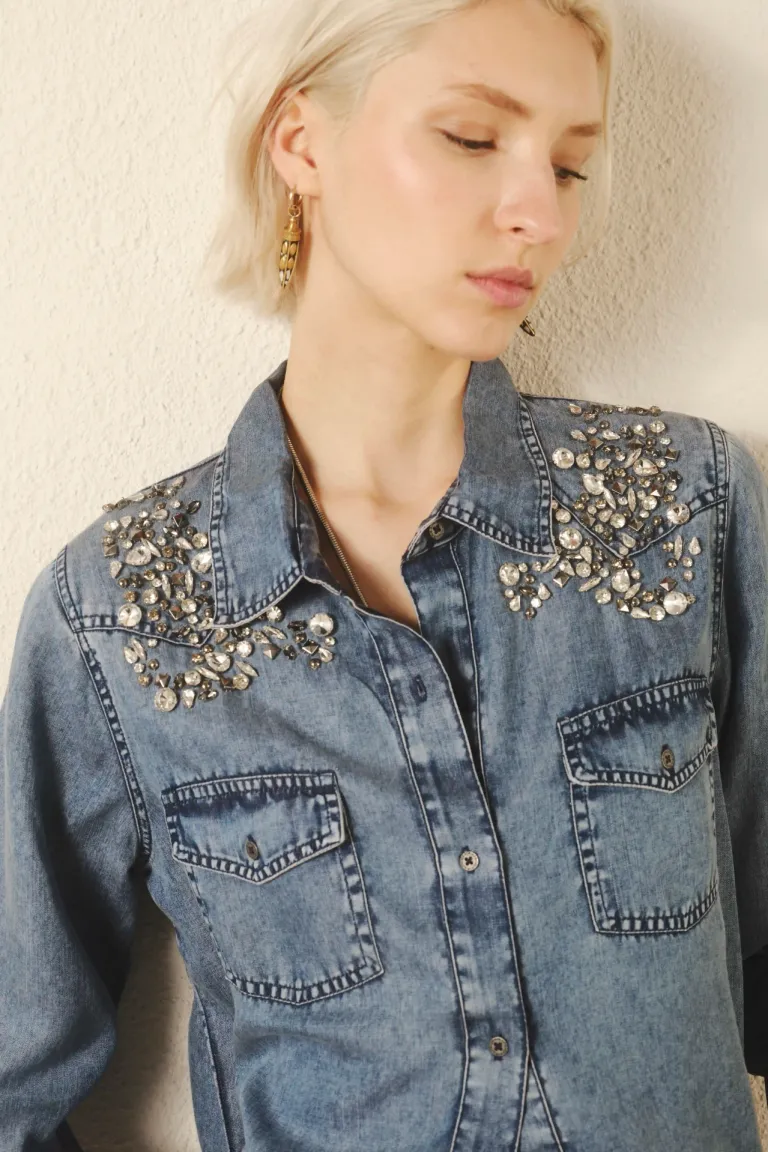 Camisa de denim con aplicación de piedras brillantes en los hombros de Rapsodia en Camisas para argentina