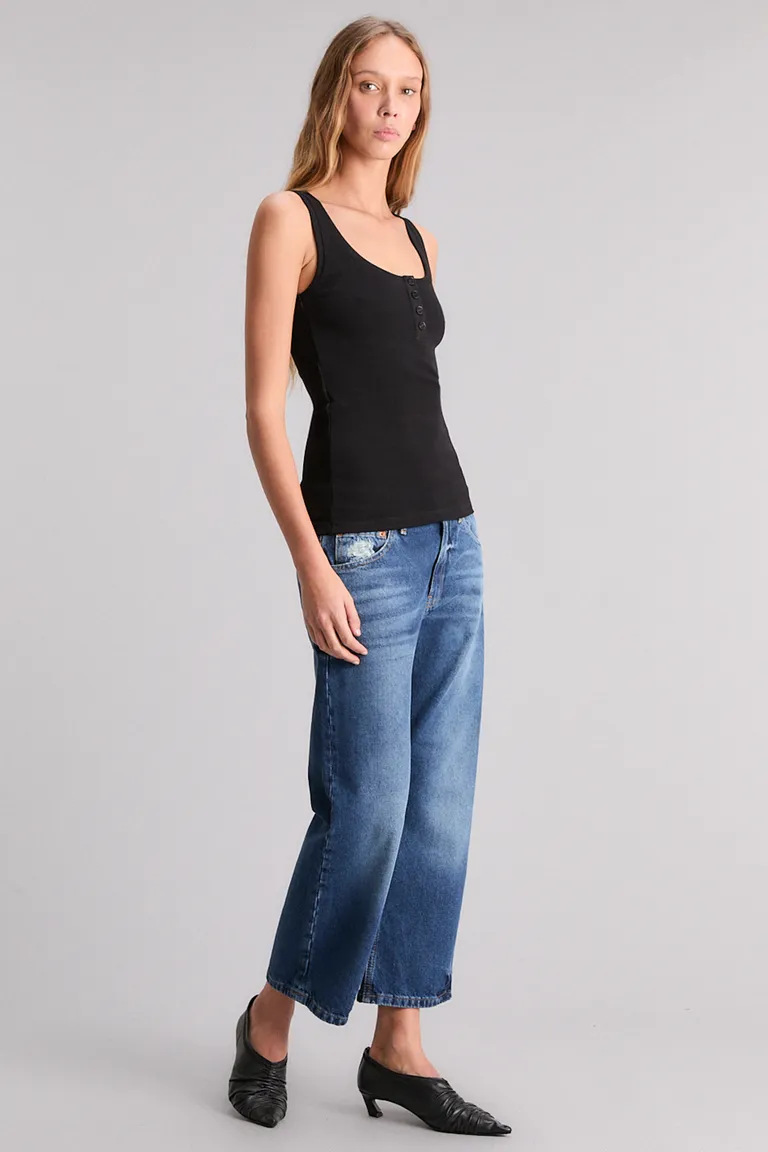 Musculosa de corte slim con cierre frontal y breteles anchos de Kosiuko en Tops para argentina