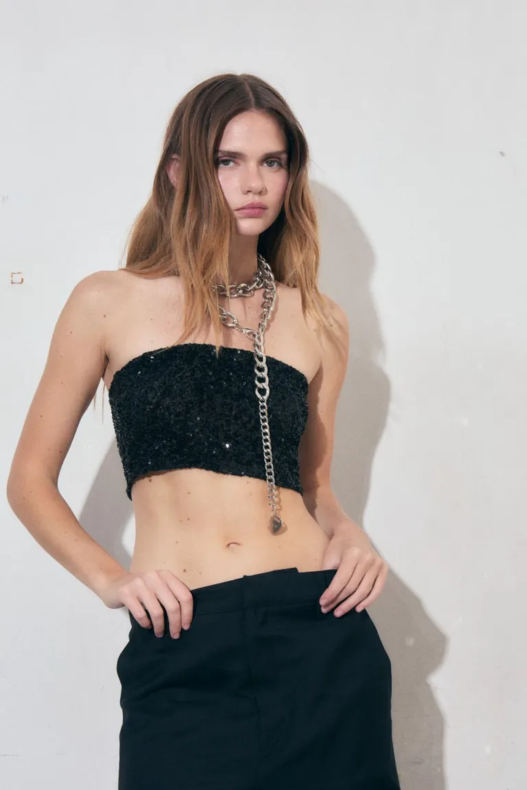 Top negro sin tirantes con diseño elegante y moderno de Allo Martinez en Tops para argentina