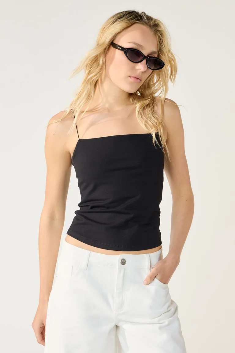 Musculosa negra de diseño minimalista y corte ceñido al cuerpo de Cuesta Blanca en Tops para argentina