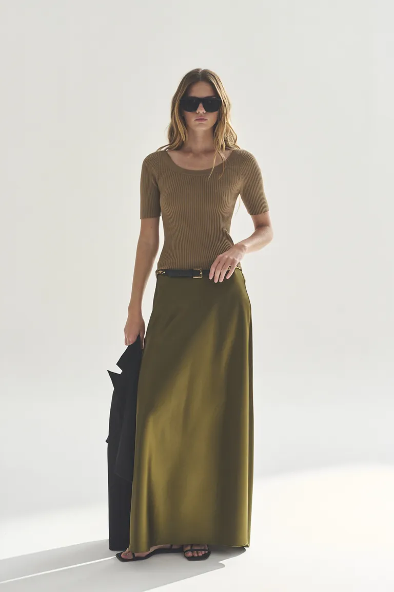 Suéter marrón de corte ajustado y elegante diseño para mujer de Akiabara en Buzos y Sweaters para argentina