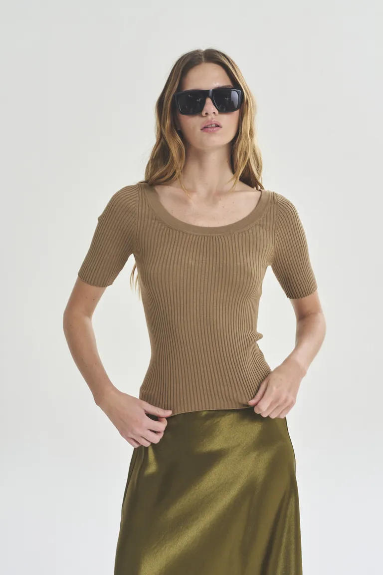 Suéter marrón de corte ajustado y elegante diseño para mujer de Akiabara en Buzos y Sweaters para argentina