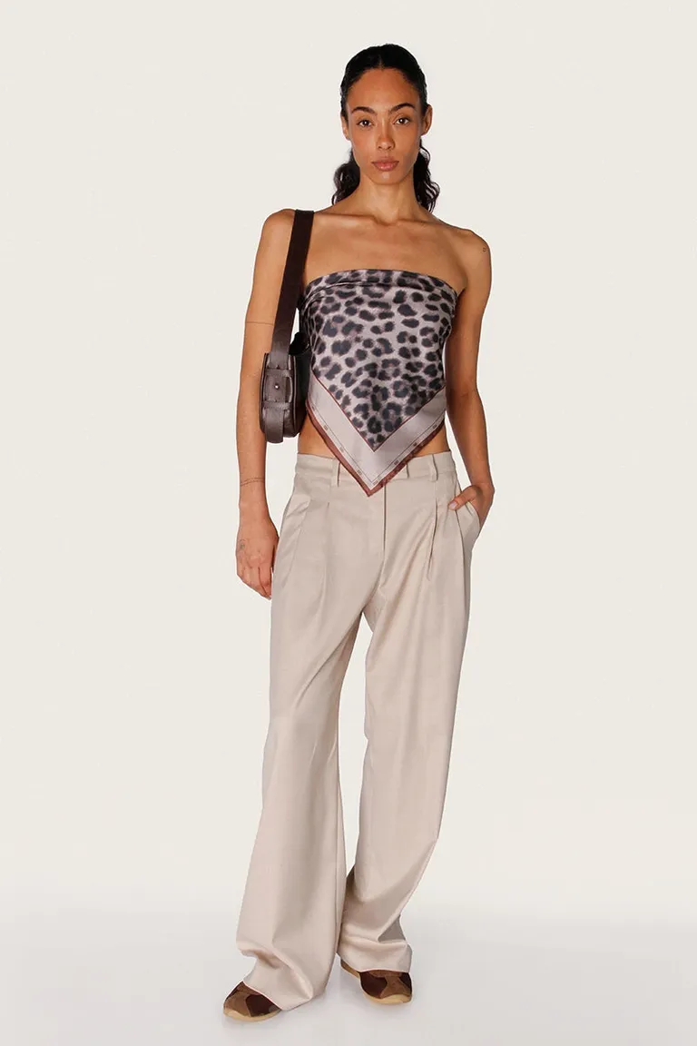 Pantalón recto sastrero visón con pinzas y buena caída de Sofia Sarkany en Pantalones para argentina