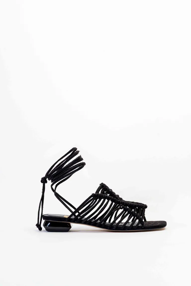 Sandalias romanas negras con detalles de nudos y taco fantasía de Mishka en Sandalias para argentina