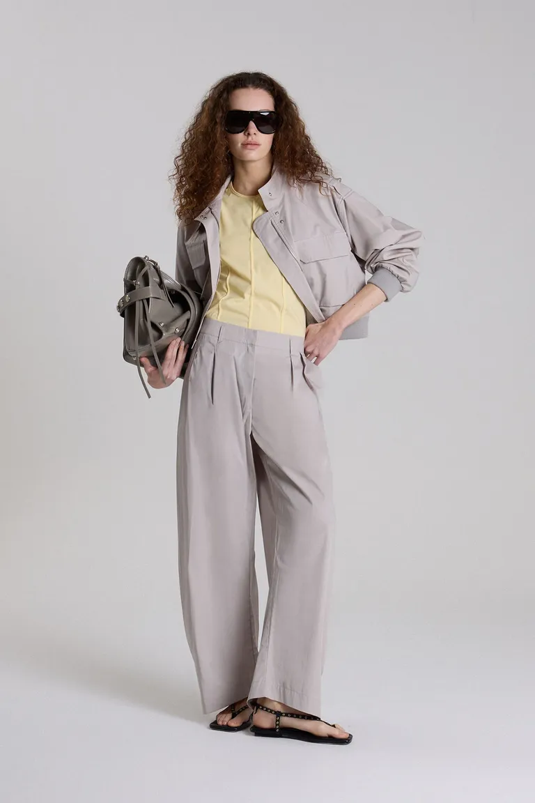 Pantalón de gabardina gris de tiro alto con bolsillos y tablas de Maria Cher en Pantalones para argentina