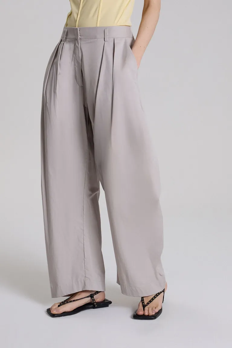 Pantalón de gabardina gris de tiro alto con bolsillos y tablas de Maria Cher en Pantalones para argentina
