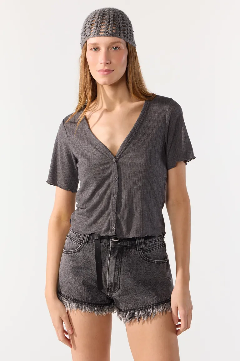 Remera de manga corta con escote en V y cartera abotonada para mujer de Cuesta Blanca en Remeras para argentina