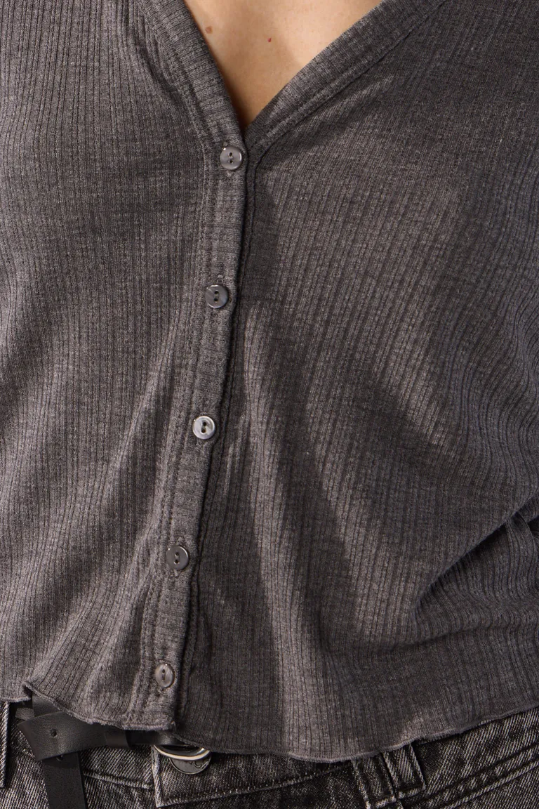 Remera de manga corta con escote en V y cartera abotonada para mujer de Cuesta Blanca en Remeras para argentina