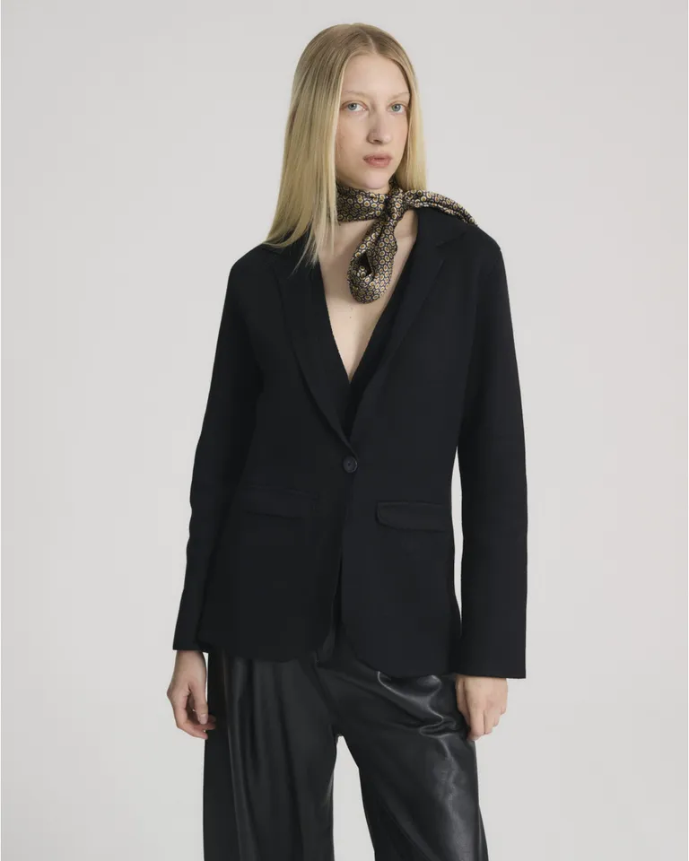 Blazer con cuello solapa, cierre de un botón y bolsillos laterales con tapa de Blue Sheep en Blazers para argentina