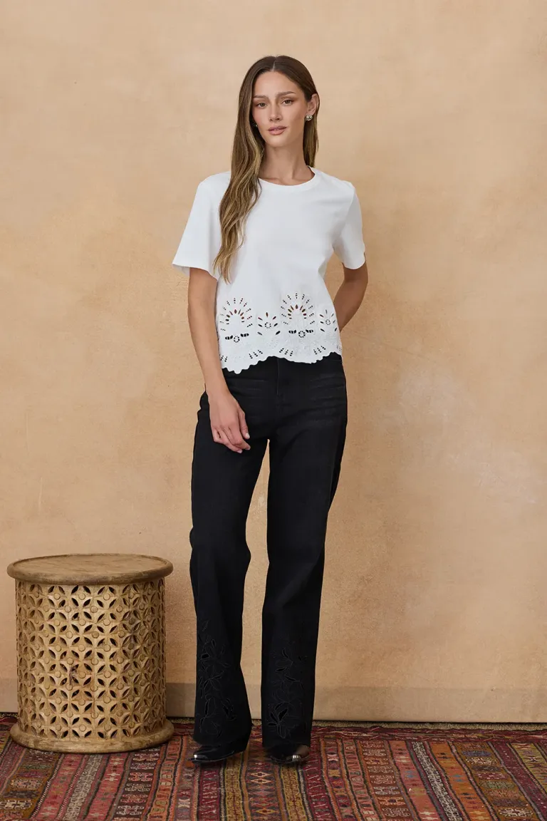 Remera de mujer con mangas cortas y detalle de calado artesanal en el ruedo de Indiastyle en Remeras para argentina