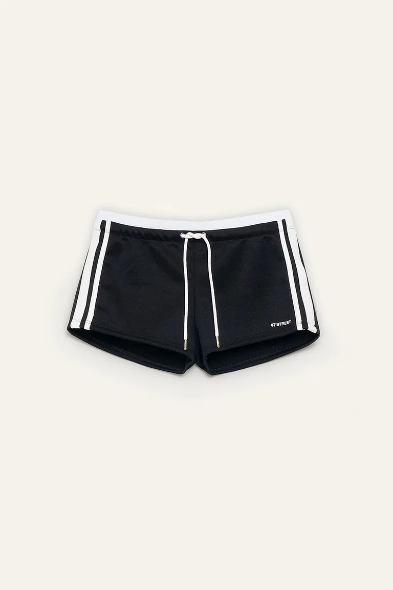 Short deportivo negro con detalles en los laterales y cintura con cordón de 47 Street en Shorts para argentina