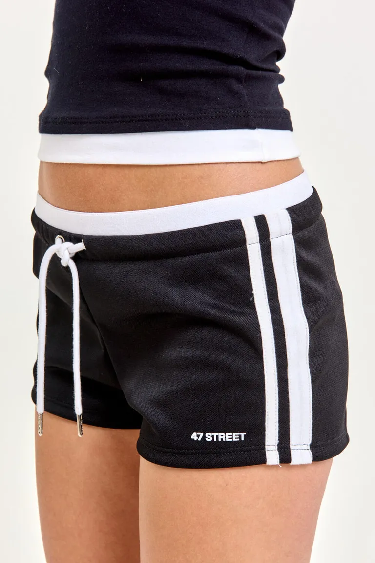 Short deportivo negro con detalles en los laterales y cintura con cordón de 47 Street en Shorts para argentina