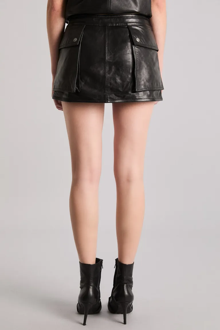 Pantalón corto de cuero negro con bolsillos laterales y tirazipper de Kosiuko en Pantalones para argentina