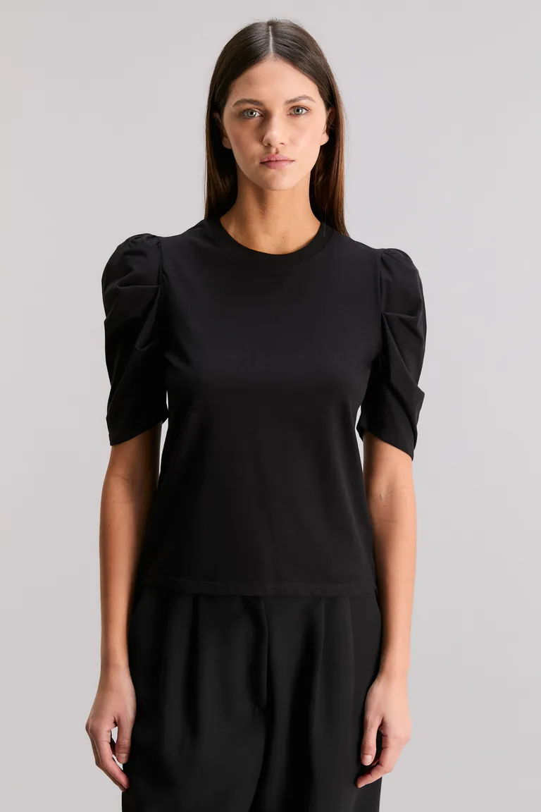 Remera negra con manga abullonada - Elegante y versátil para cualquier ocasión de Kosiuko en Remeras para argentina