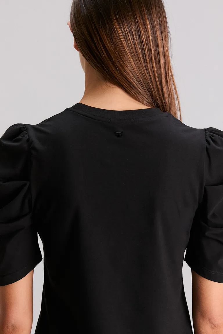 Remera negra con manga abullonada - Elegante y versátil para cualquier ocasión de Kosiuko en Remeras para argentina