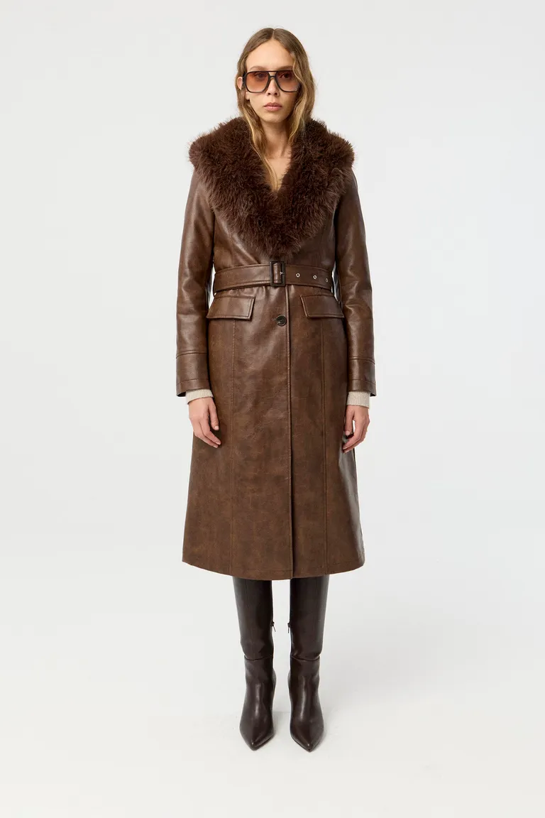 Tapado largo entallado con cuello de piel y cierre frontal a botones de Markova en Tapados para argentina