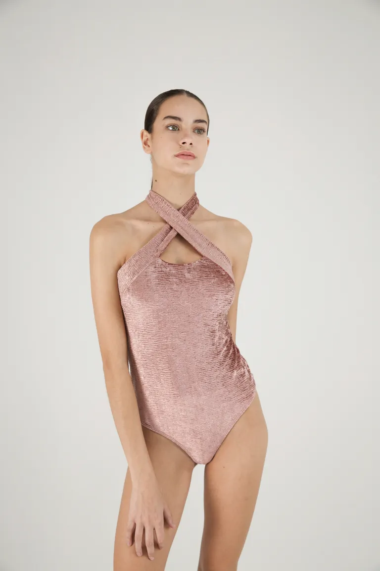 Body en velvet con escote cruzado y detalles elásticos para un ajuste perfecto de Naíma en Bodies para argentina