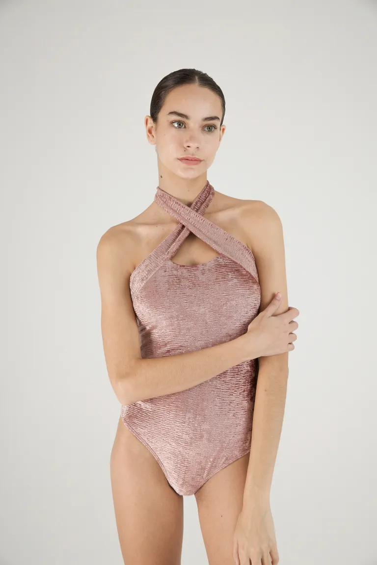 Body en velvet con escote cruzado y detalles elásticos para un ajuste perfecto de Naíma en Bodies para argentina