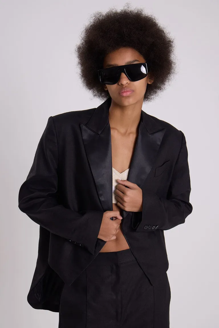 Blazer negro de corte oversize con solapas satinadas de Maria Cher en Blazers para argentina