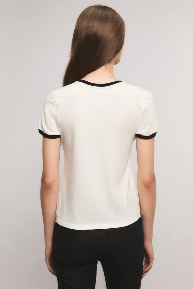 Remera de corte entallado con cuello redondo y estampa frontal de motivos gráficos de Kosiuko en Remeras para argentina