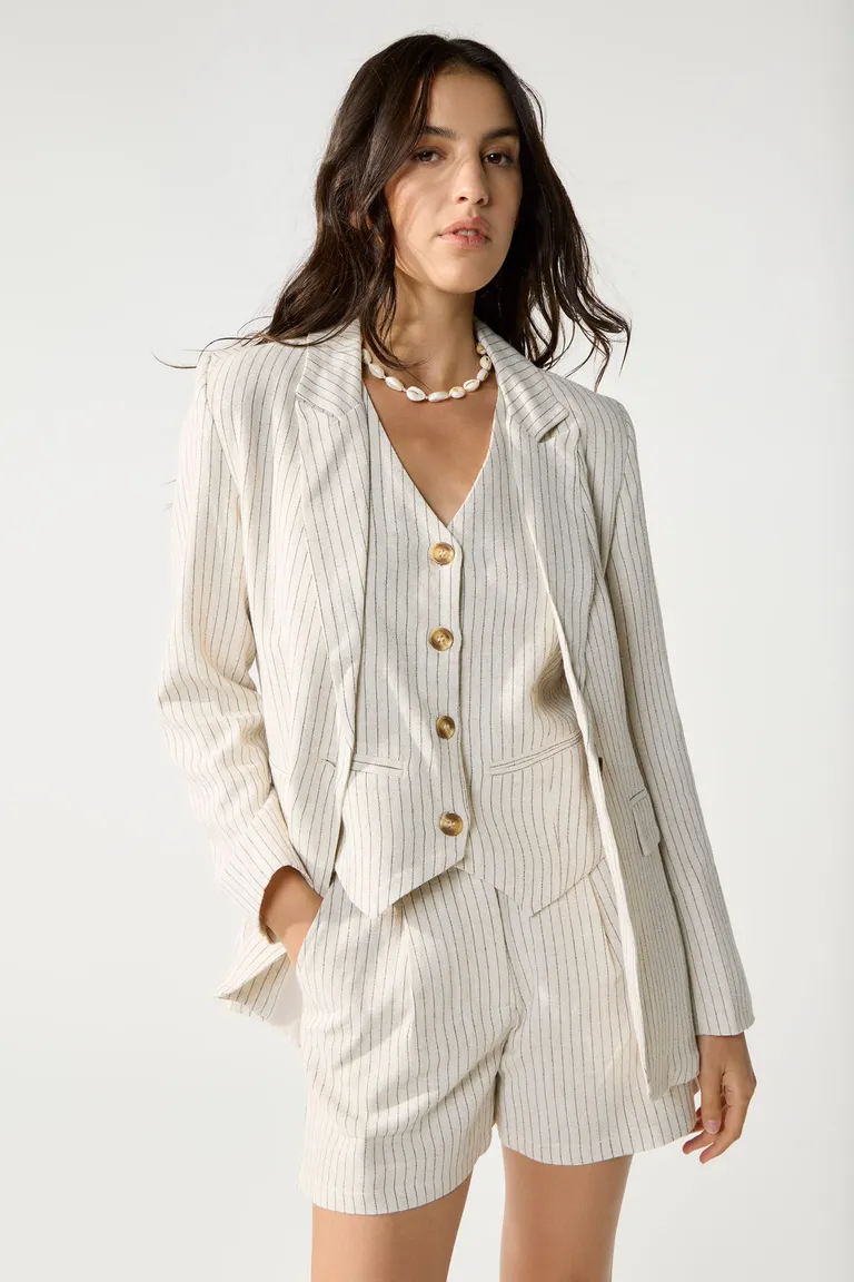 Blazer de lino rayado: una opción sofisticada y versátil para el estilo de la mujer moderna de Cuesta Blanca en Blazers para argentina