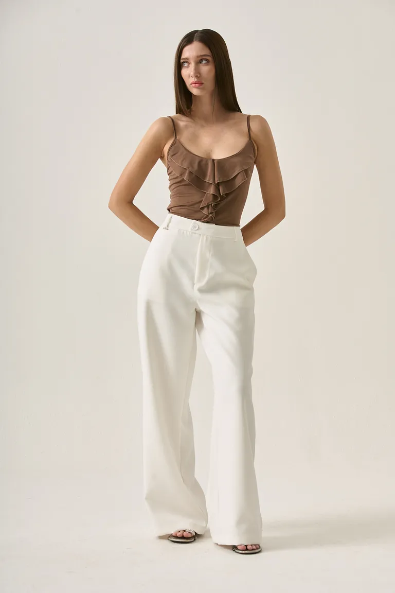 Pantalón blanco recto de tiro medio, un básico imprescindible para el guardarropa femenino de Sweet en Pantalones para argentina