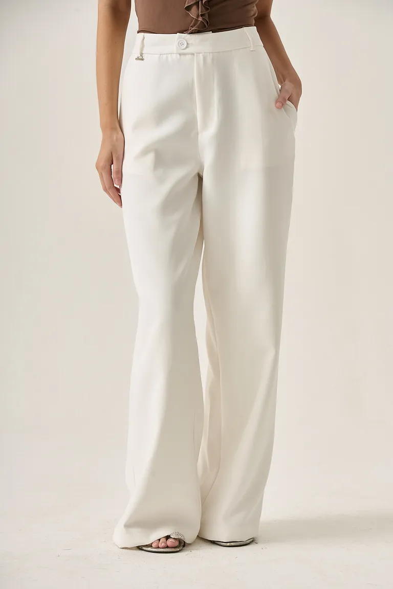 Pantalón blanco recto de tiro medio, un básico imprescindible para el guardarropa femenino de Sweet en Pantalones para argentina
