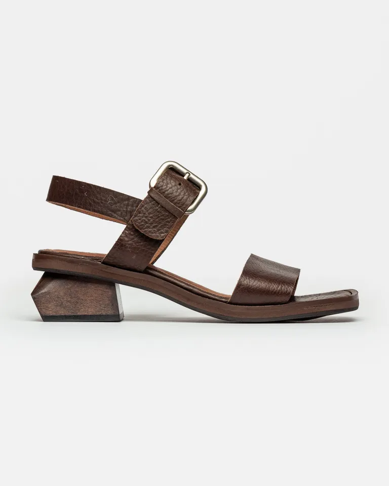 Sandalias de cuero con taco geométrico de madera y plataforma cómoda de Prüne en Sandalias para argentina