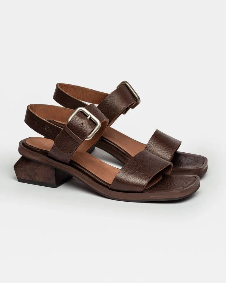 Sandalias de cuero con taco geométrico de madera y plataforma cómoda de Prüne en Sandalias para argentina