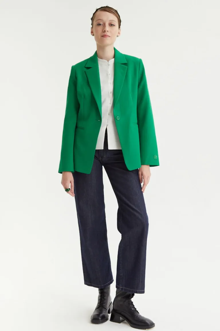 Blazer sastrero recto con solapa clásica, hombreras, cierre con botón y bolsillos laterales de diseño entallado de Las Pepas en Blazers para argentina