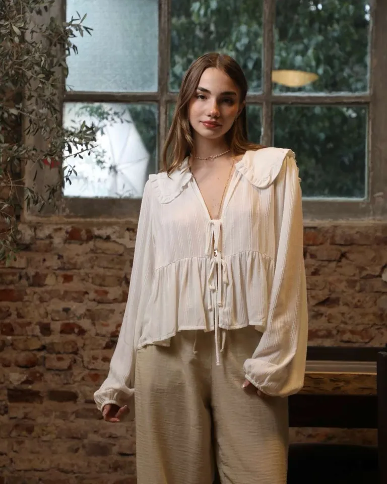 Blusa de mujer con volantes en el cuello y mangas largas de Hesed en Blusas para argentina