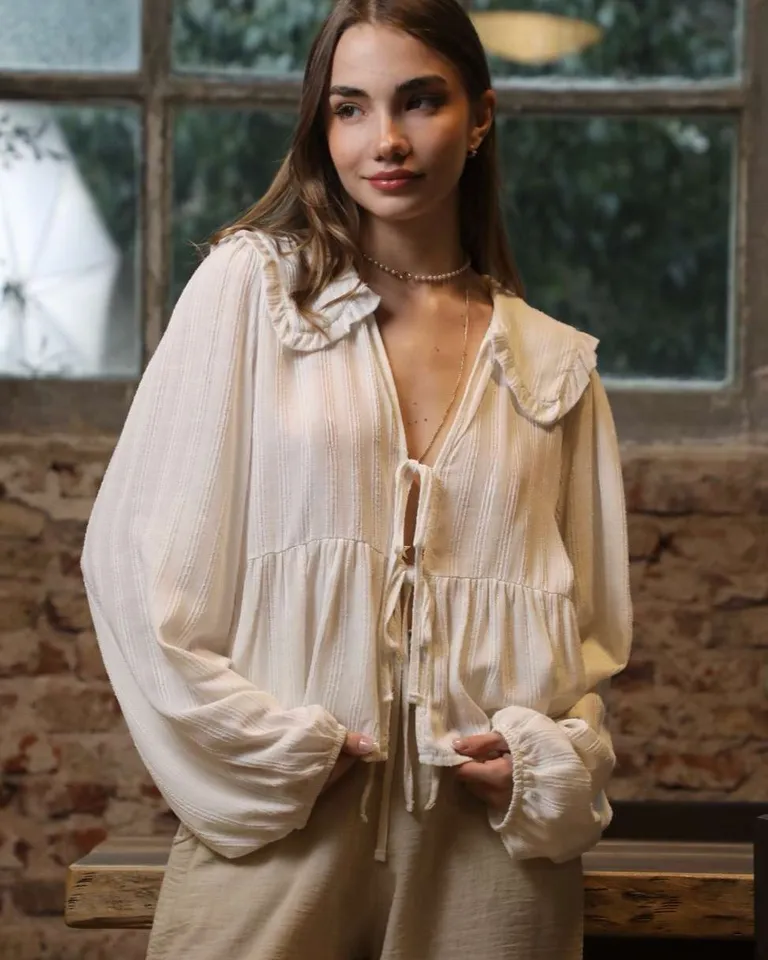 Blusa de mujer con volantes en el cuello y mangas largas de Hesed en Blusas para argentina