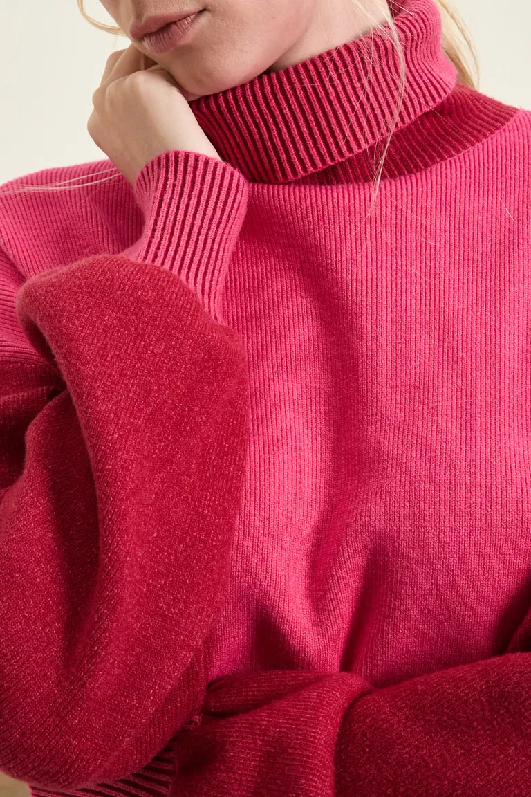 Polera de mujer con cuello alto, mangas largas y detalle de puños ajustados de Cuesta Blanca en Buzos y Sweaters para argentina