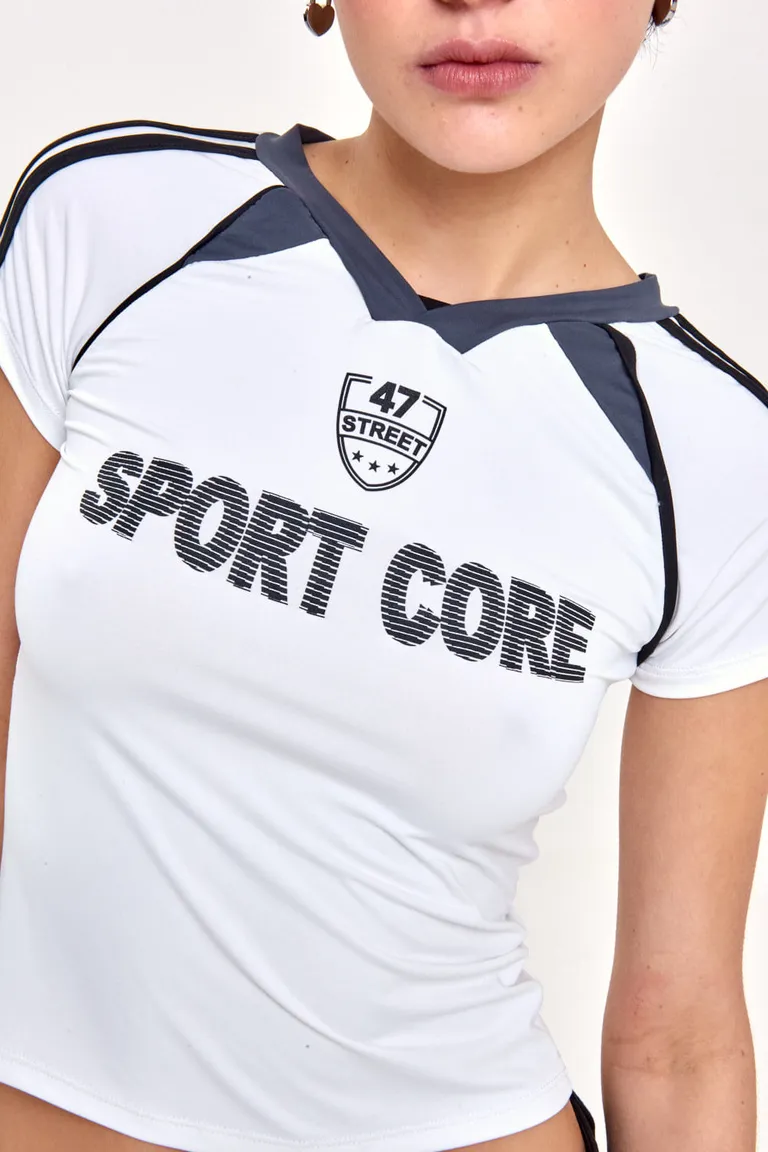 Remera deportiva de microfibra con detalles y estampados deportivos de 47 Street en Remeras para argentina