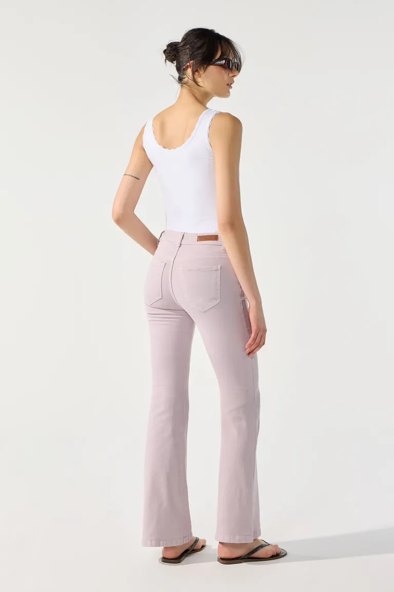 Pantalón flare tiro medio con cinco bolsillos y corte semi oxford de Cuesta Blanca en Pantalones para argentina