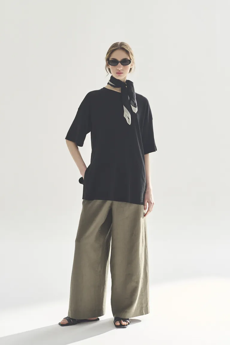 Remera negra de manga corta y diseño sencillo para mujer de Akiabara en Remeras para argentina