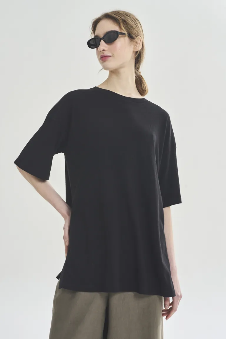 Remera negra de manga corta y diseño sencillo para mujer de Akiabara en Remeras para argentina