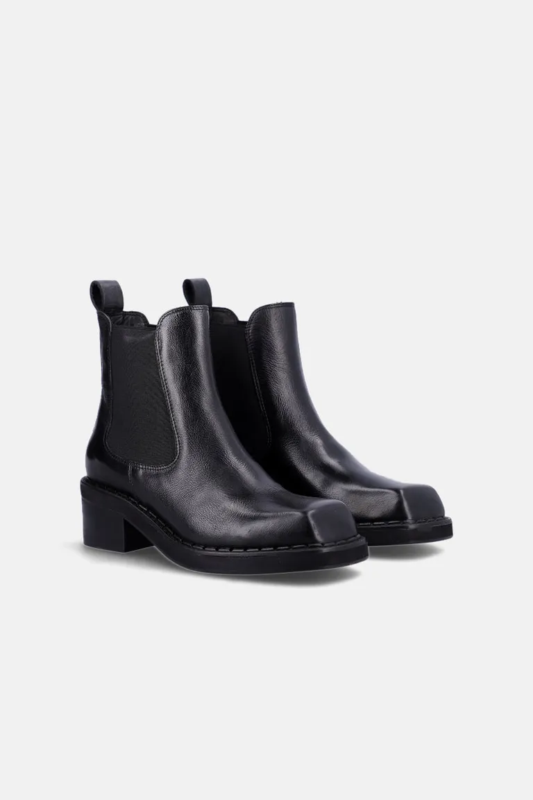 Botineta estilo Chelsea con elásticos laterales, caña media, punta cuadrada y taco bajo ancho de Justaosadia en Botas y Botinetas para argentina