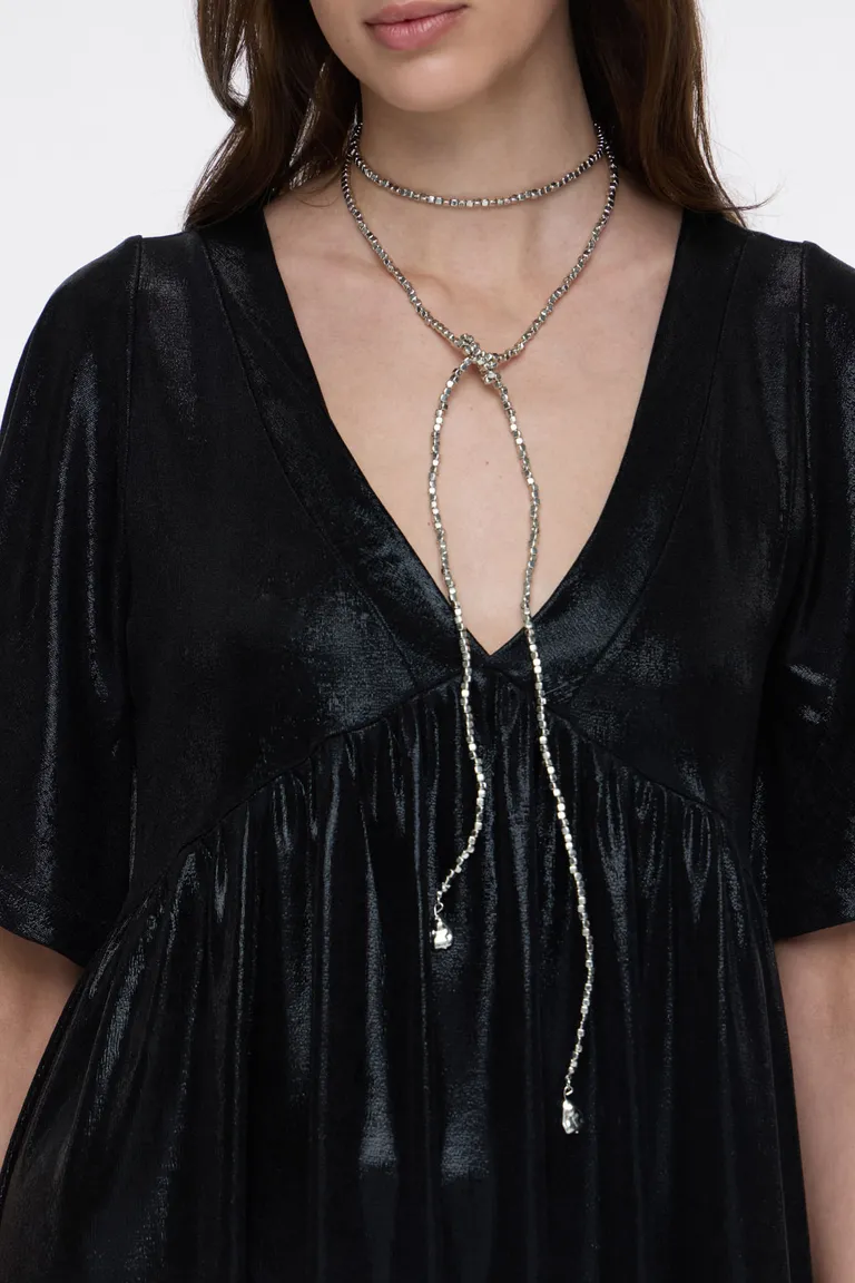 Vestido corto con escote en V y mangas amplias con corte fluido de Cuesta Blanca en Vestidos para argentina