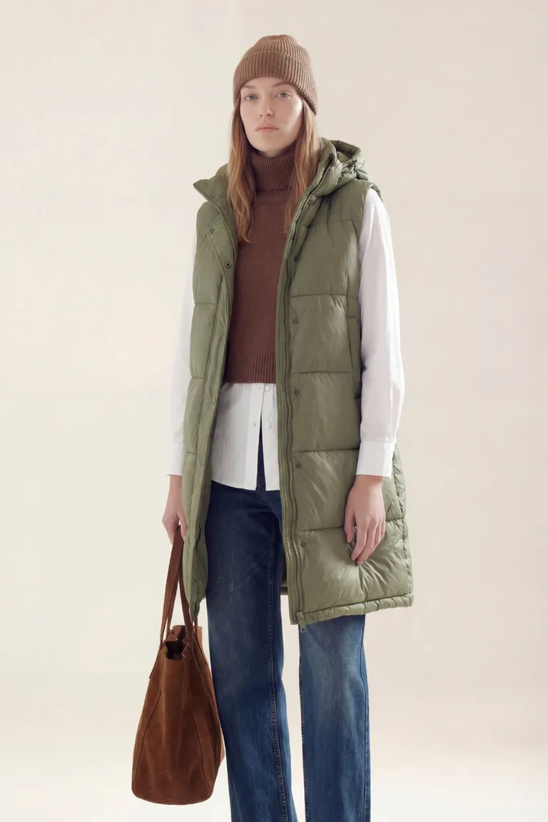 Chaleco largo acolchado con capucha y cierre frontal de Akiabara en Chalecos para argentina