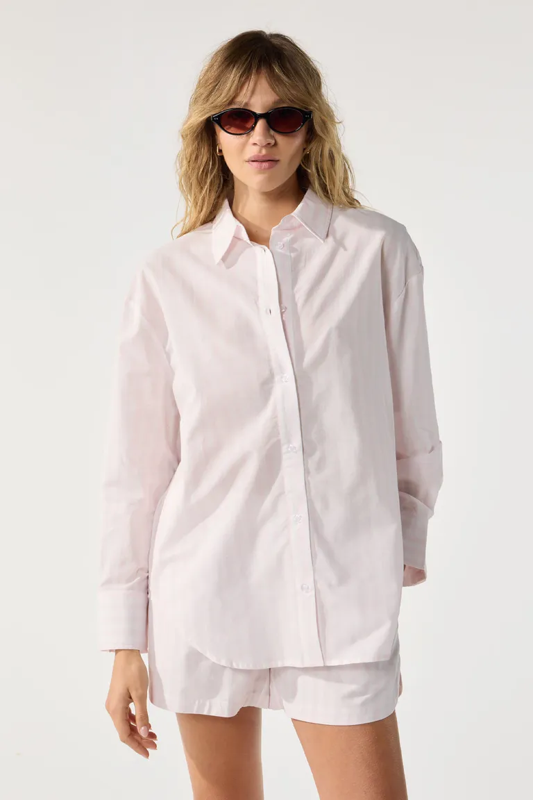 Camisa oversize de cuello solapa en tono rosa con detalles de pliegues y manga larga de Cuesta Blanca en Camisas para argentina